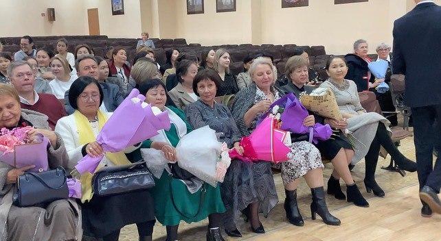 Білім саласының еңбек ардагерлерін құттықтау